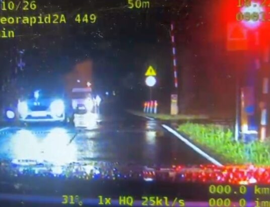 Wjechał na czerwonym świetle na przejazd kolejowy | WIDEO