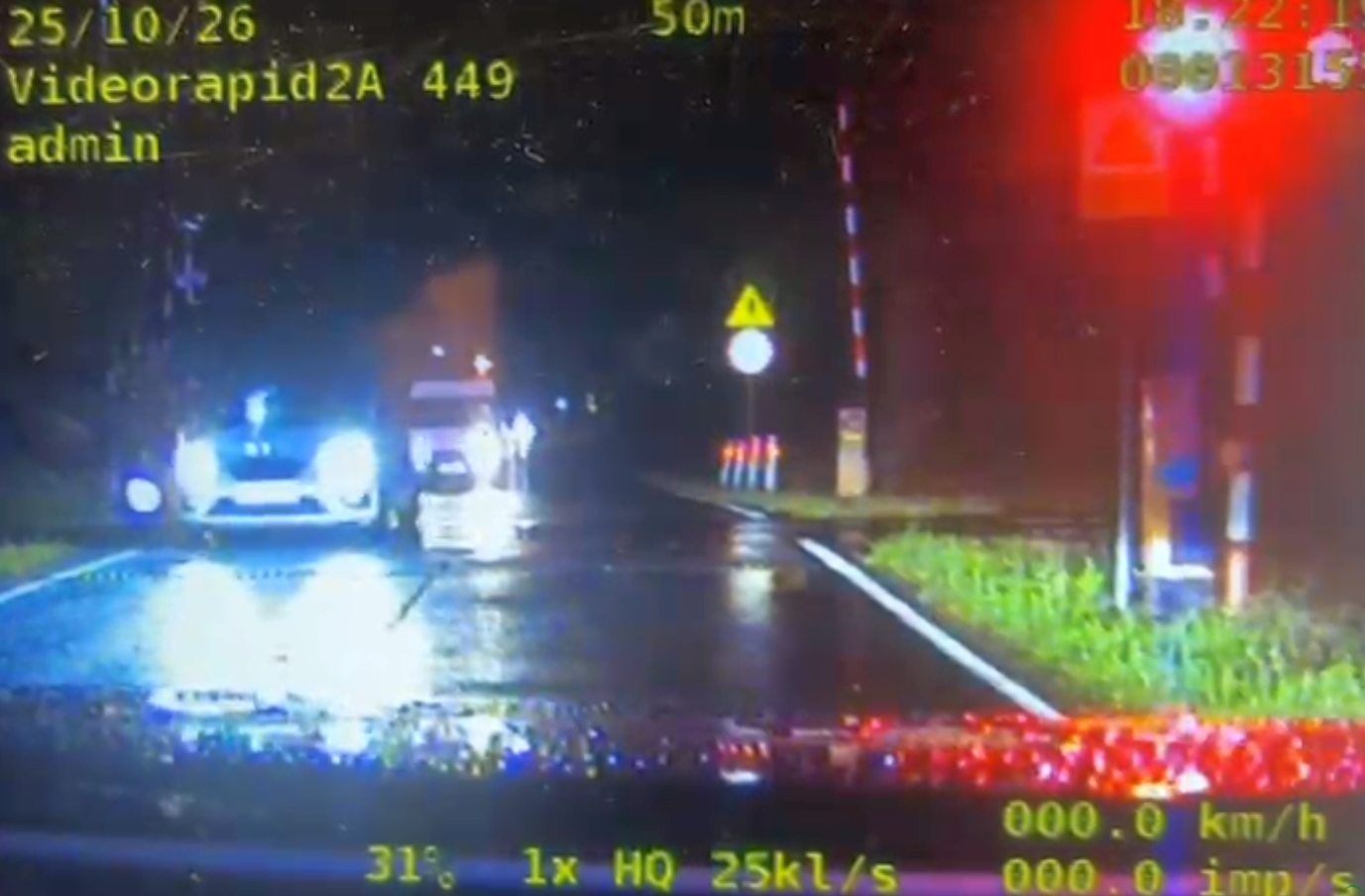 Wjechał na czerwonym świetle na przejazd kolejowy | WIDEO
