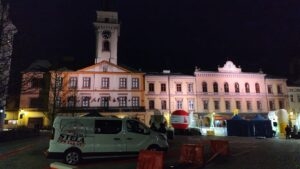 Bus Taxi Stela przed Ratuszem na Rynku w Cieszynie podczas wieczornego wydarzenia