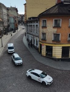 Taxi Stela na ulicy Głębokiej w Cieszynie podczas przejazdu przez historyczne centrum miasta